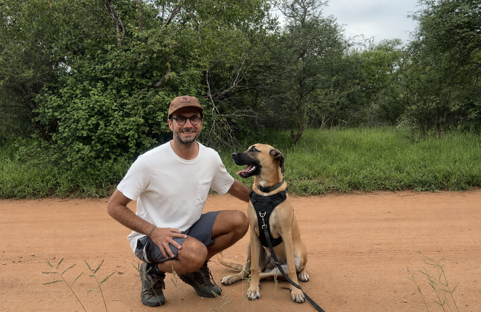 Guilherme Maino de Azevedo ao lado de uma cachorra